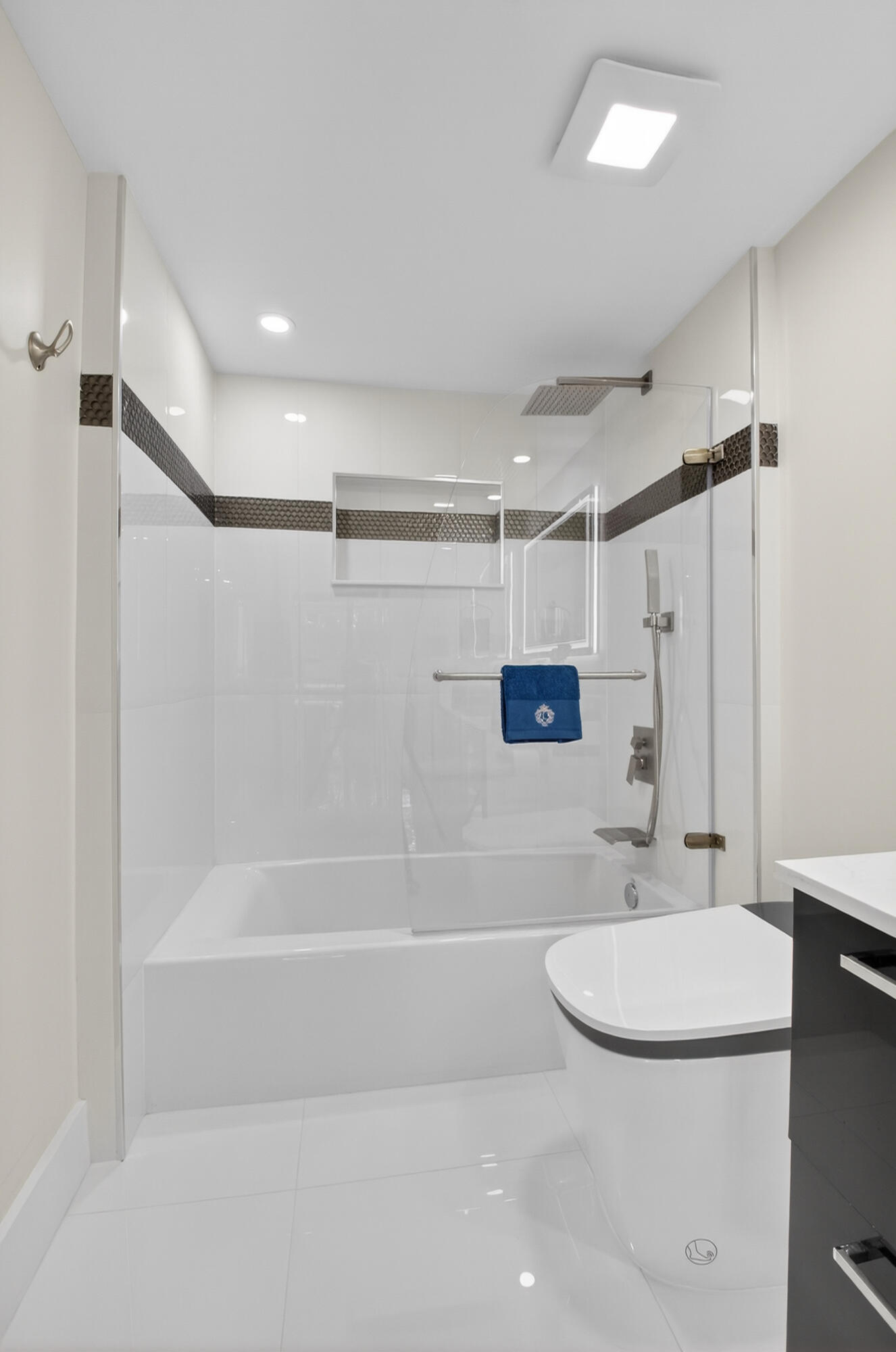 7835 Lakeside Boulevard, Unit 925 Boca Raton, FL 33434 - Photo 22 of 88 Primary Bathroom