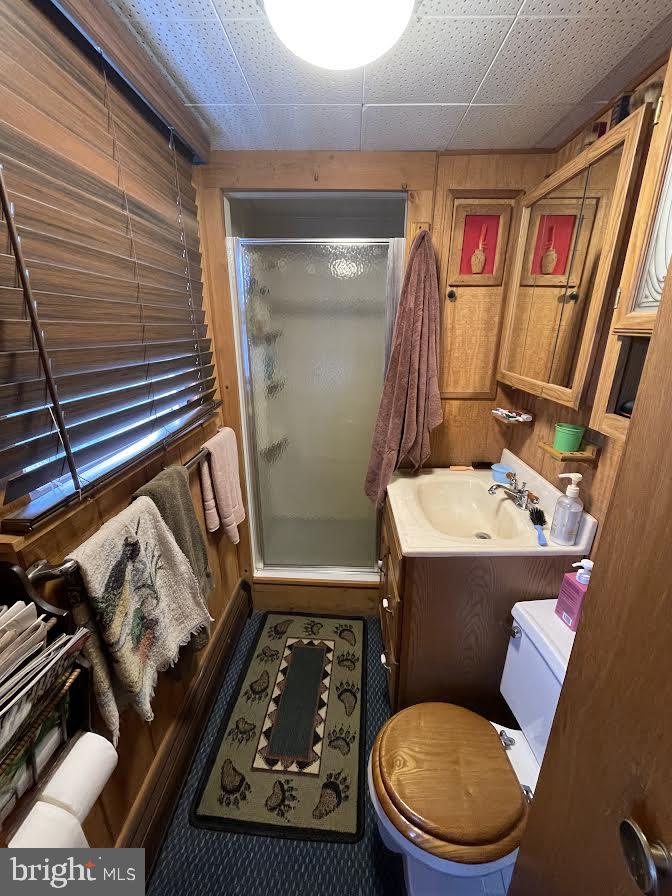 84 Juliustown Road Columbus, NJ 08022 - Photo 8 of 18 a bathroom with a toilet and a shower