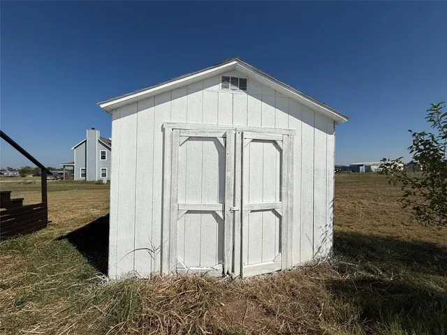 a view of a house with backyard
