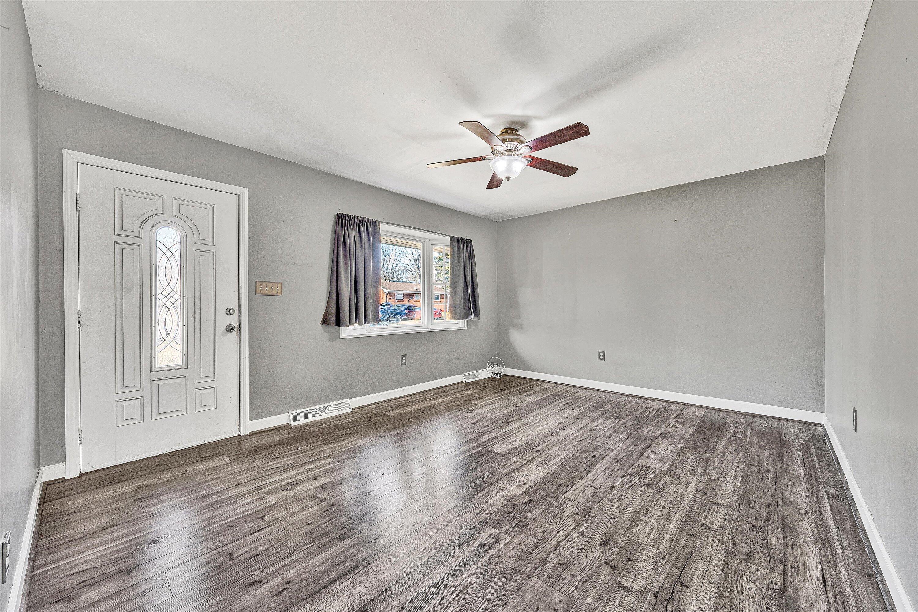 5339 Endicott Street Roanoke, VA 24019 - Photo 8 of 32 Living room