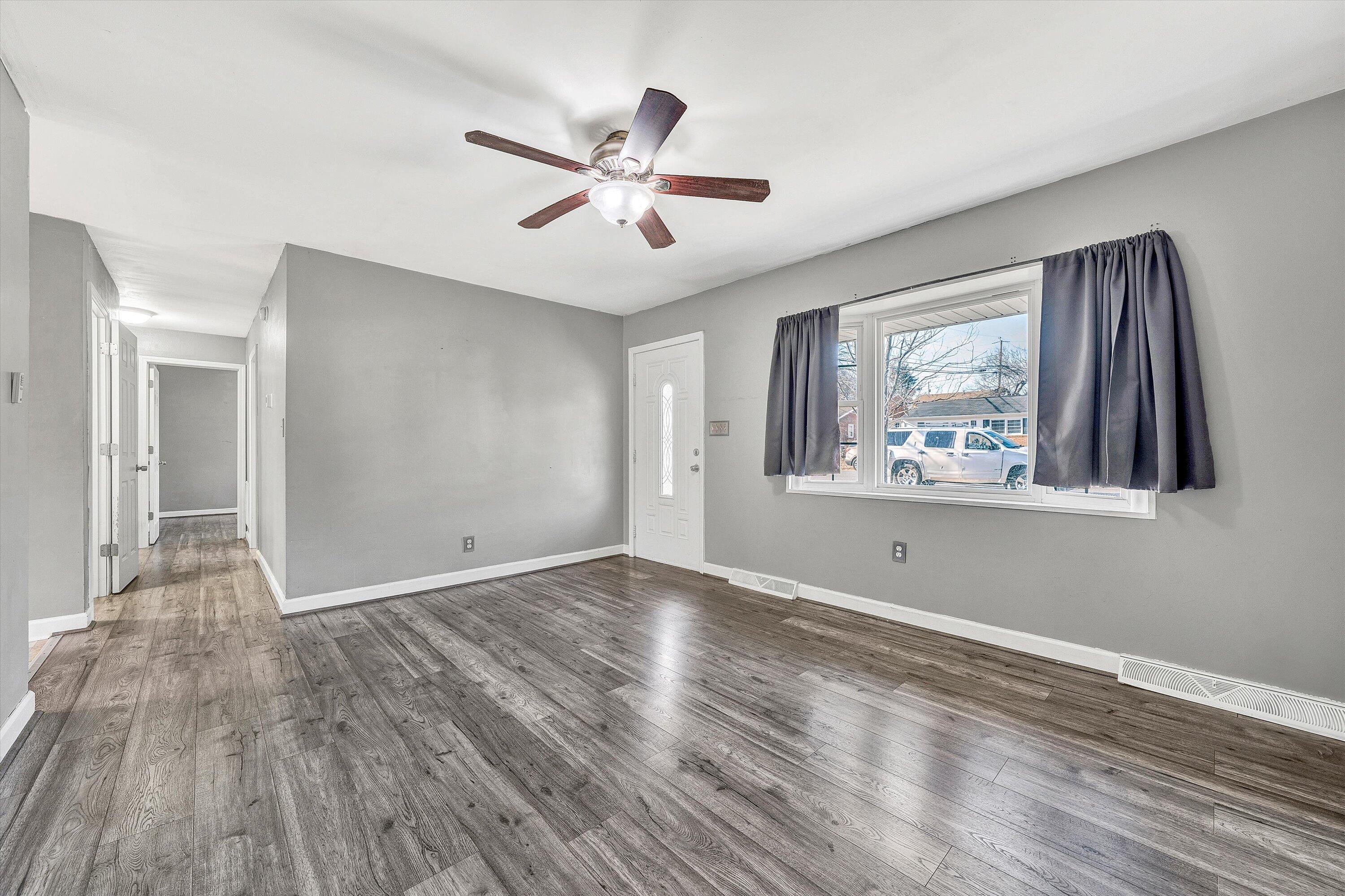 5339 Endicott Street Roanoke, VA 24019 - Photo 10 of 32 Living room