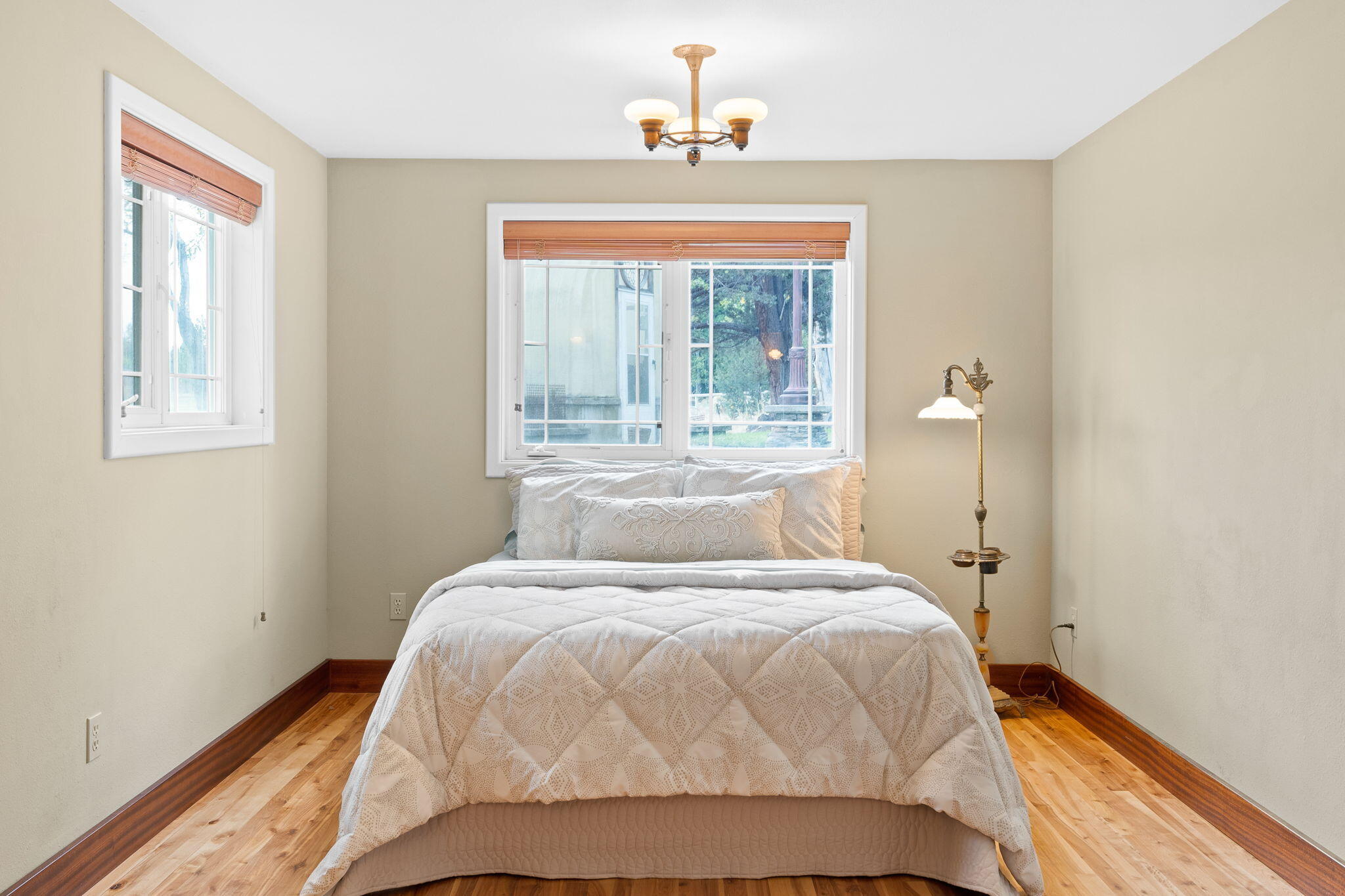 21925 Bear Creek Road Bend, OR 97702 - Photo 45 of 104 a bedroom with a large bed and a window