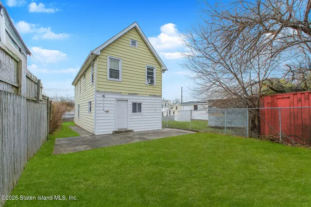 a view of a back yard of the house