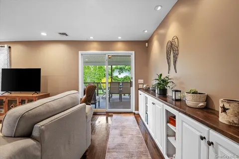 $999,999 | 4 Westbury Avenue, Plainview, NY 11803
