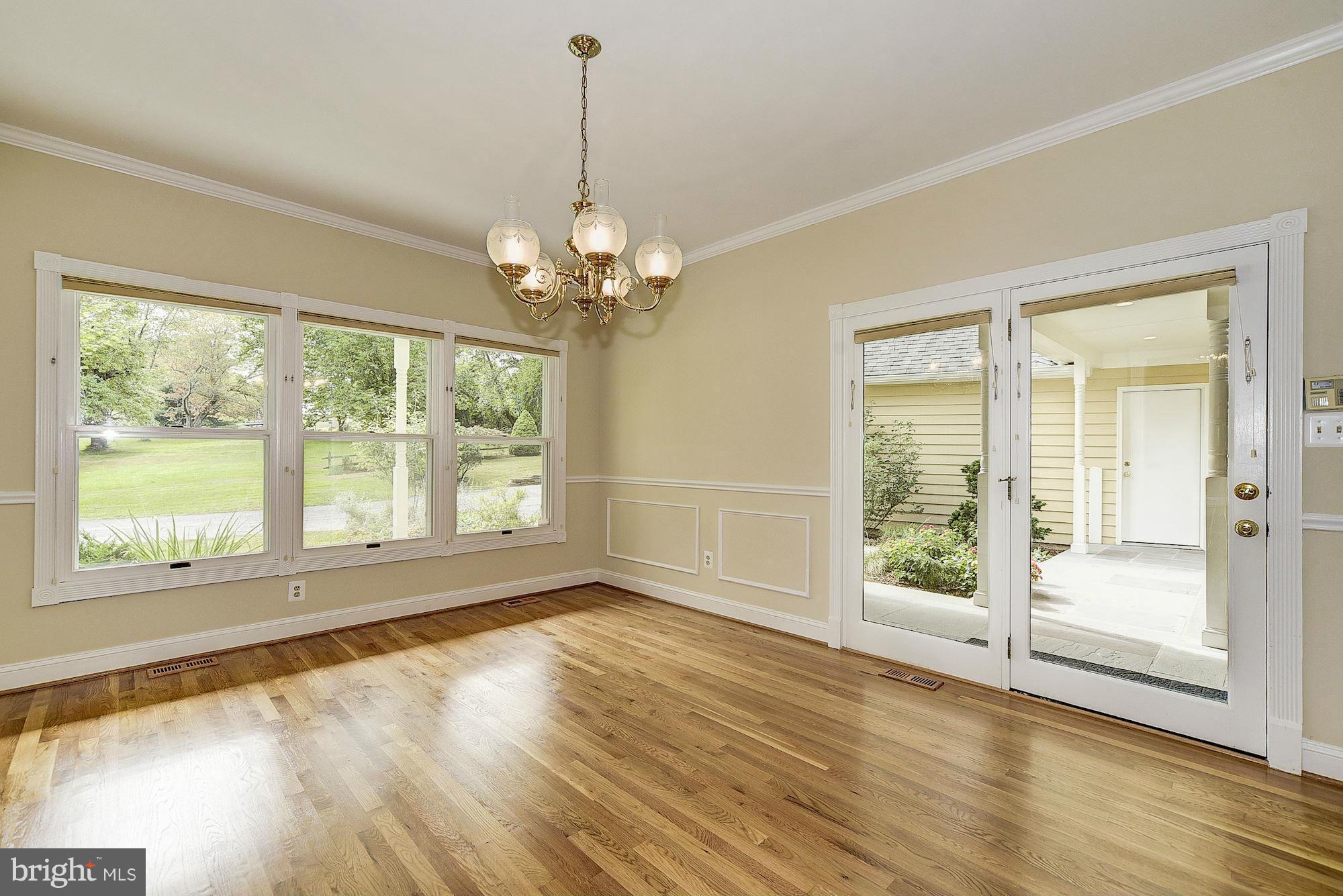 542 Ednor Road Ashton, MD 20861 - Photo 3 of 29 Dining Room with Access to Breezeway