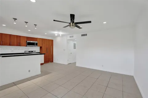 $209,999 | 3050 Northeast 5th Terrace, Unit 13, Wilton Manors, FL 33334