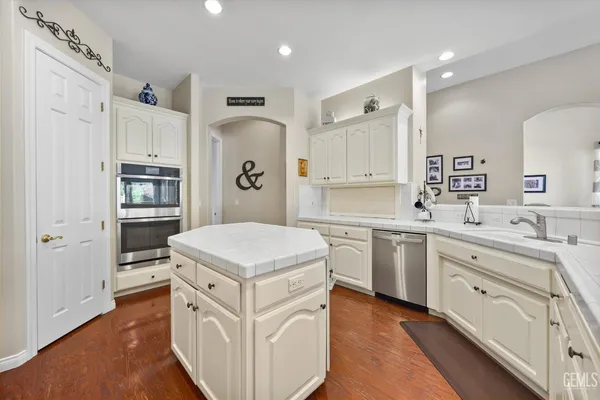 $869,900 | Undisclosed Address, Bakersfield, CA 93311