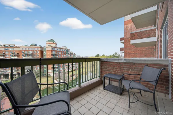 $1,995,000 | 100 Hilton Avenue, Unit 601, Garden City, NY 11530