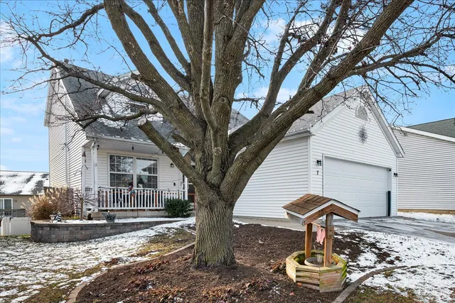 $300,000 | 7 Lake Ridge Court, Bloomington, IL 61701