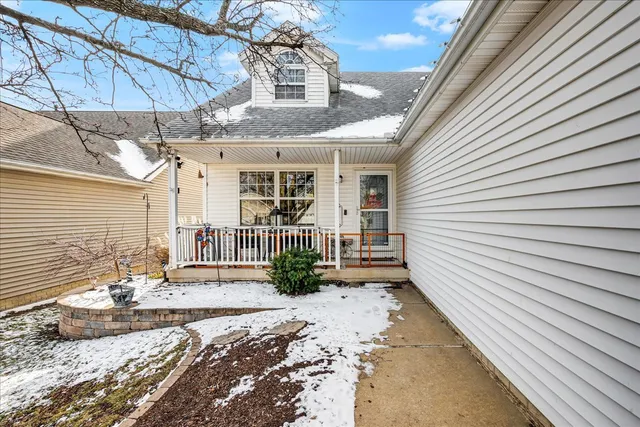 $300,000 | 7 Lake Ridge Court, Bloomington, IL 61701