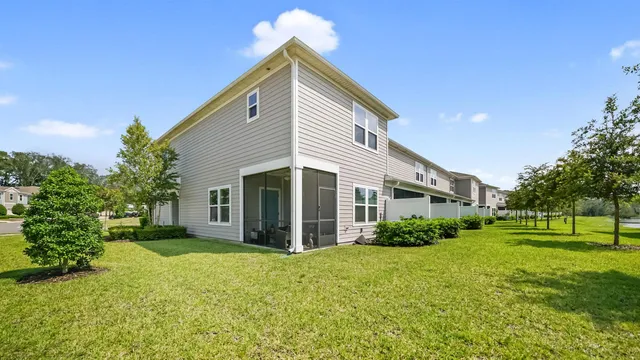 a view of a house with yard and plants