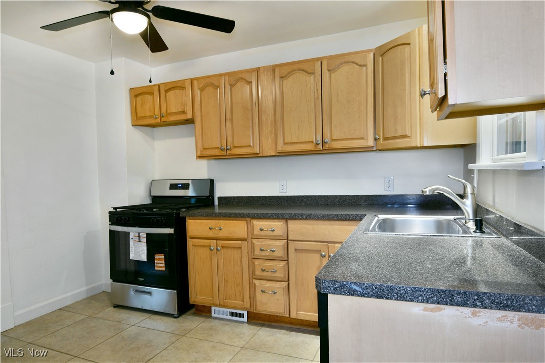 9043 Howland Springs Road Southeast Warren, OH 44484 - Photo 12 of 28