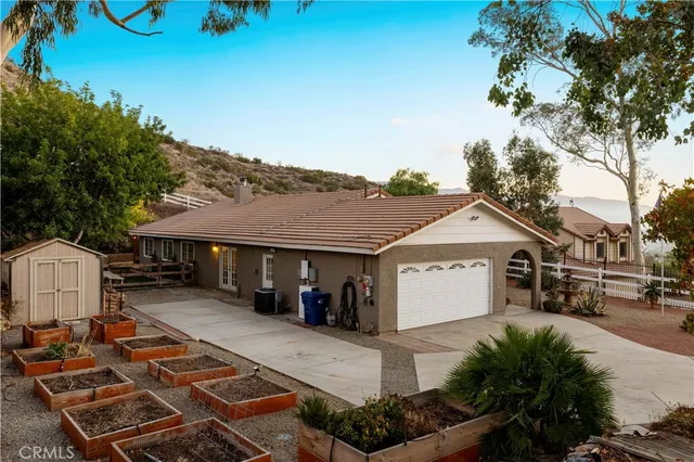 a view of a backyard