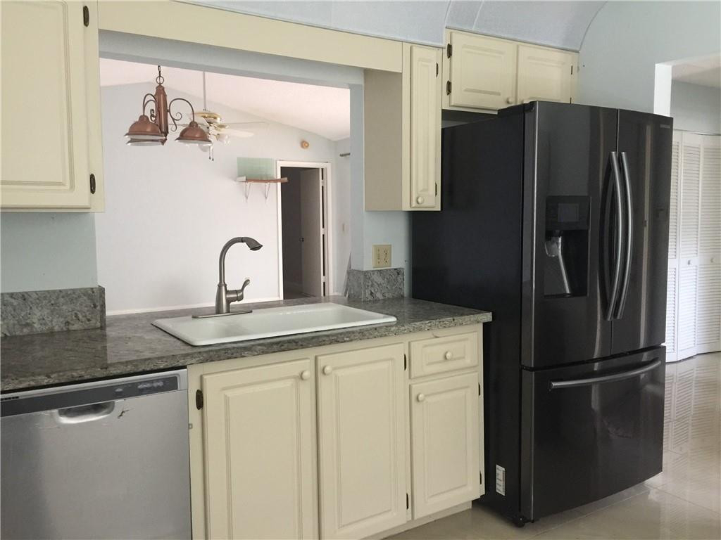 8951 Southwest 19th Street, Unit H Boca Raton, FL 33433 - Photo 4 of 31 Kitchen