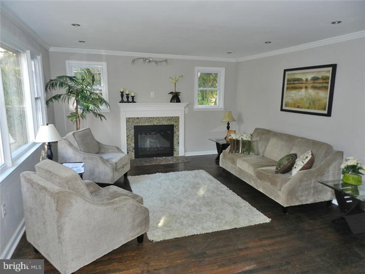 346 Farnum Road Media, PA 19063 - Photo 3 of 17 Living Room