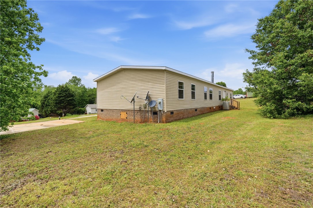 112 Sir Francis Drake Way Liberty, SC 29657 - Photo 8 of 42 This expansive yard offers ample space for outdoor enjoyment and potential landscaping enhancements.
