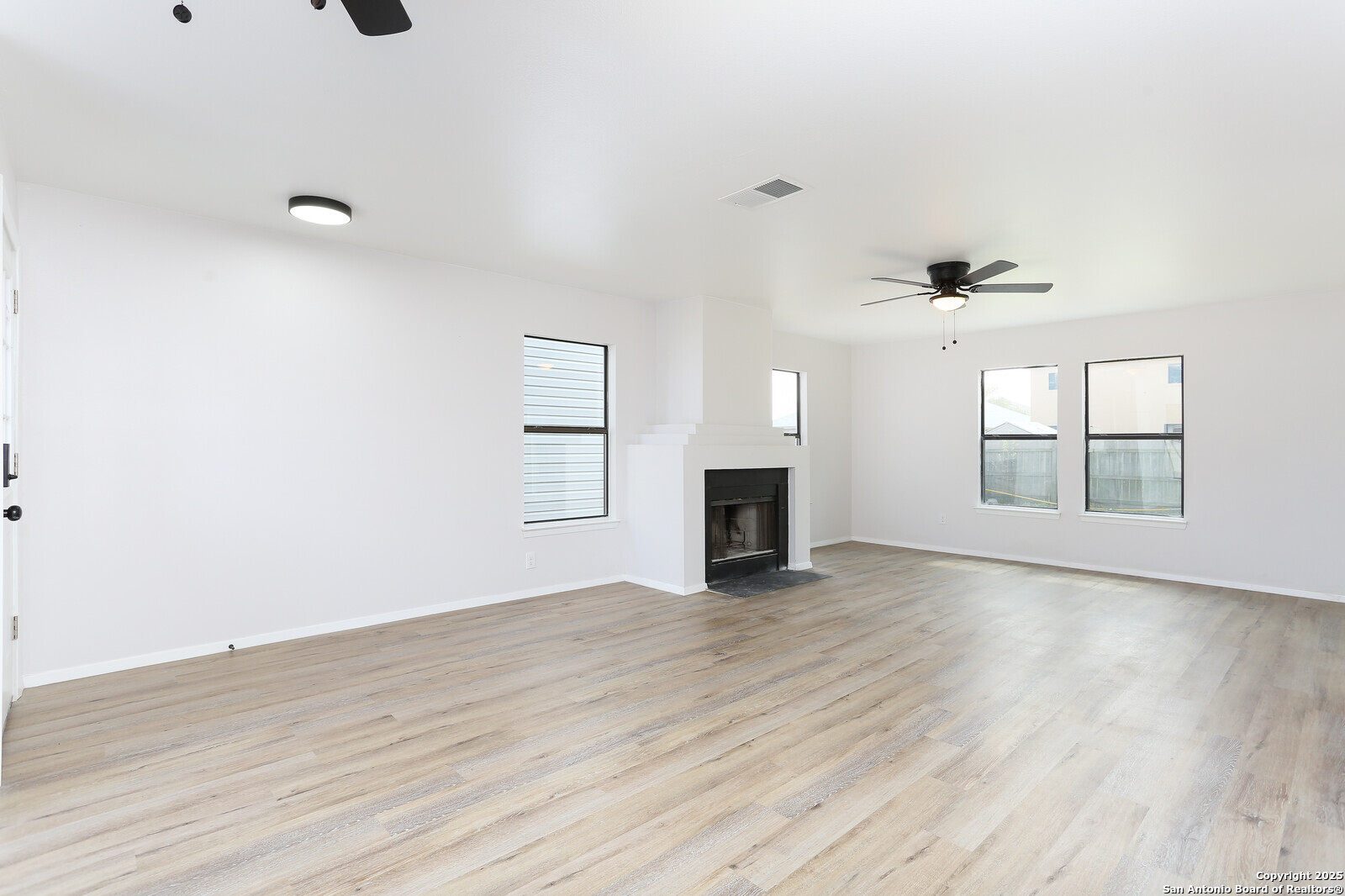 6870 Flaming Ridge Drive Converse, TX 78109 - Photo 2 of 21