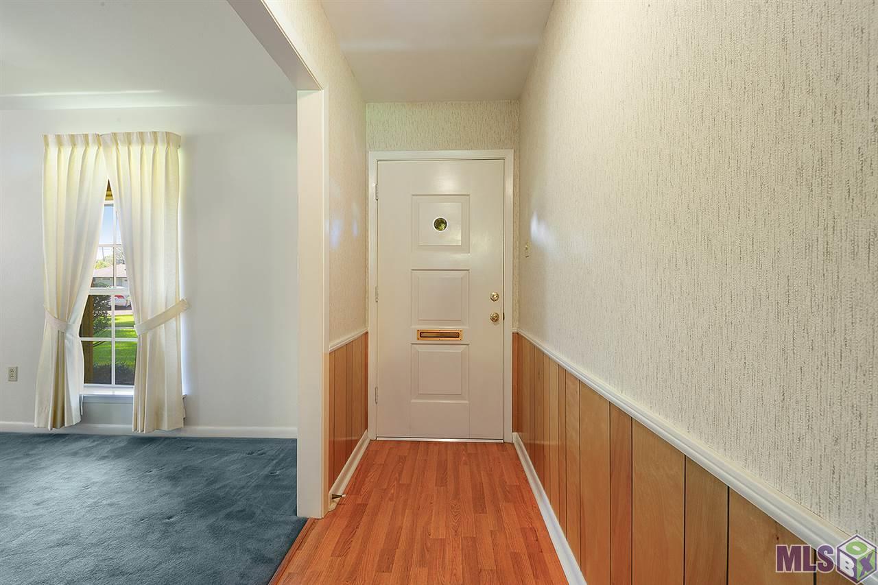 2187 Cedarcrest Avenue Baton Rouge, LA 70816 - Photo 5 of 13 Foyer
