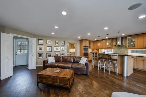 $985,000 | 541 Park Row, Glen Ellyn, IL 60137