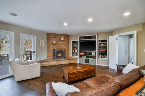 $985,000 | 541 Park Row, Glen Ellyn, IL 60137