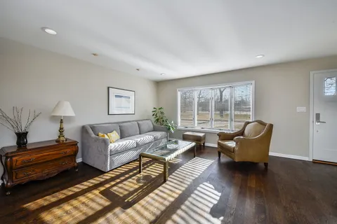 $985,000 | 541 Park Row, Glen Ellyn, IL 60137