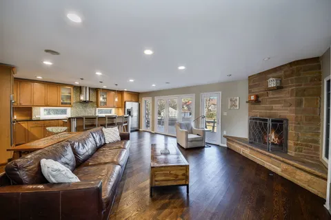 $985,000 | 541 Park Row, Glen Ellyn, IL 60137