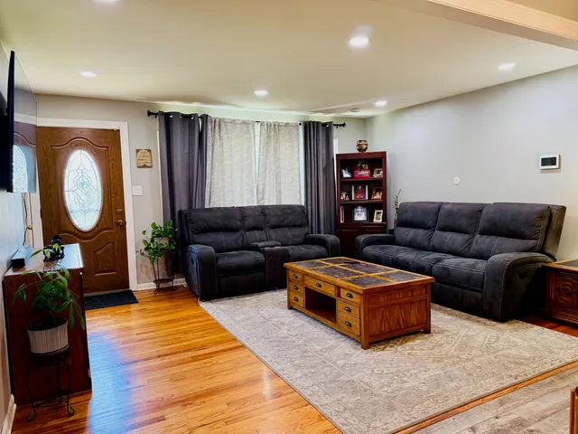 $289,999 | 6906 West 91st Street, Bridgeview, IL 60455