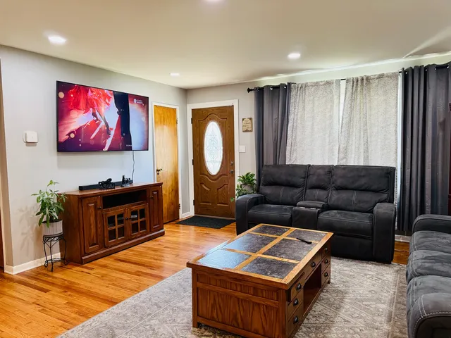 $289,999 | 6906 West 91st Street, Bridgeview, IL 60455