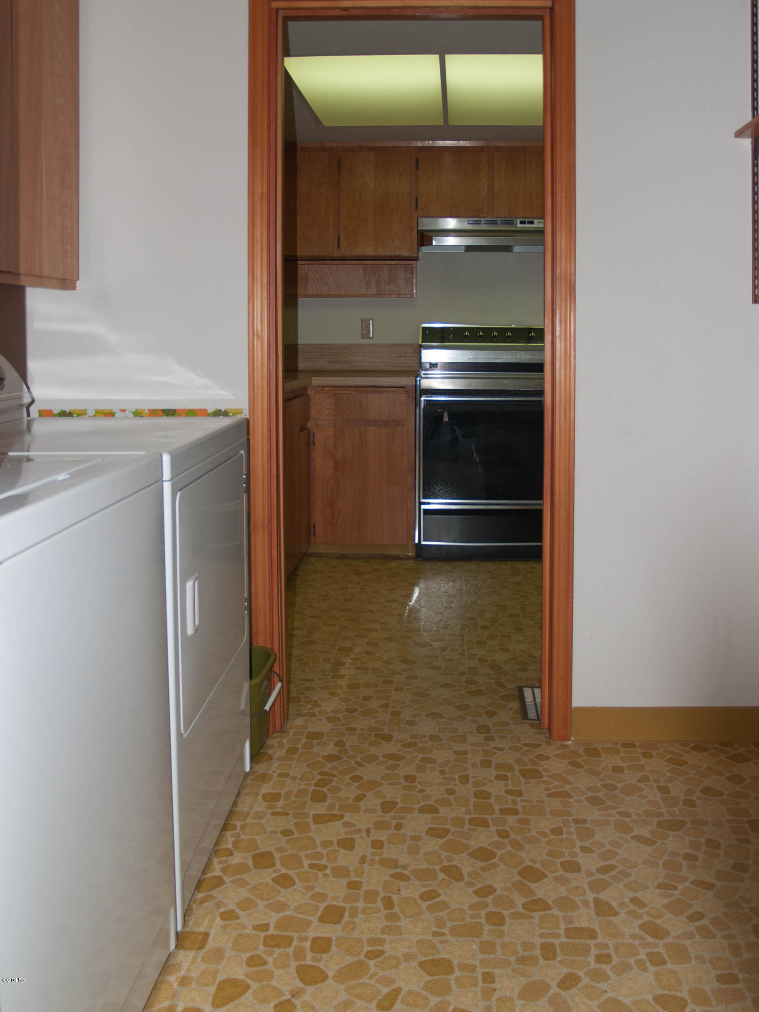 80 Ridge Place Depoe Bay, OR 97341 - Photo 29 of 36 Laundry to Kitchen