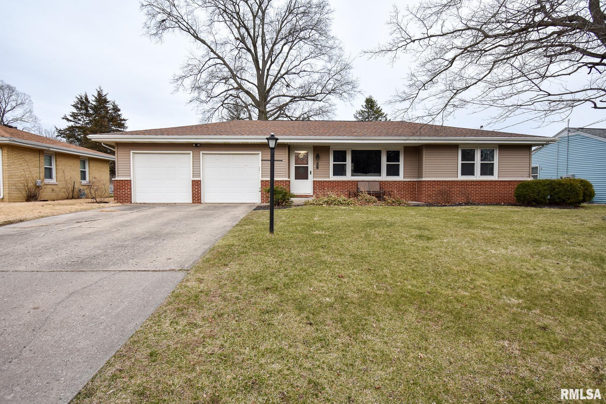 406 Sherwood Park Road Washington, IL 61571 - Photo 1 of 36 Gallery Image 1