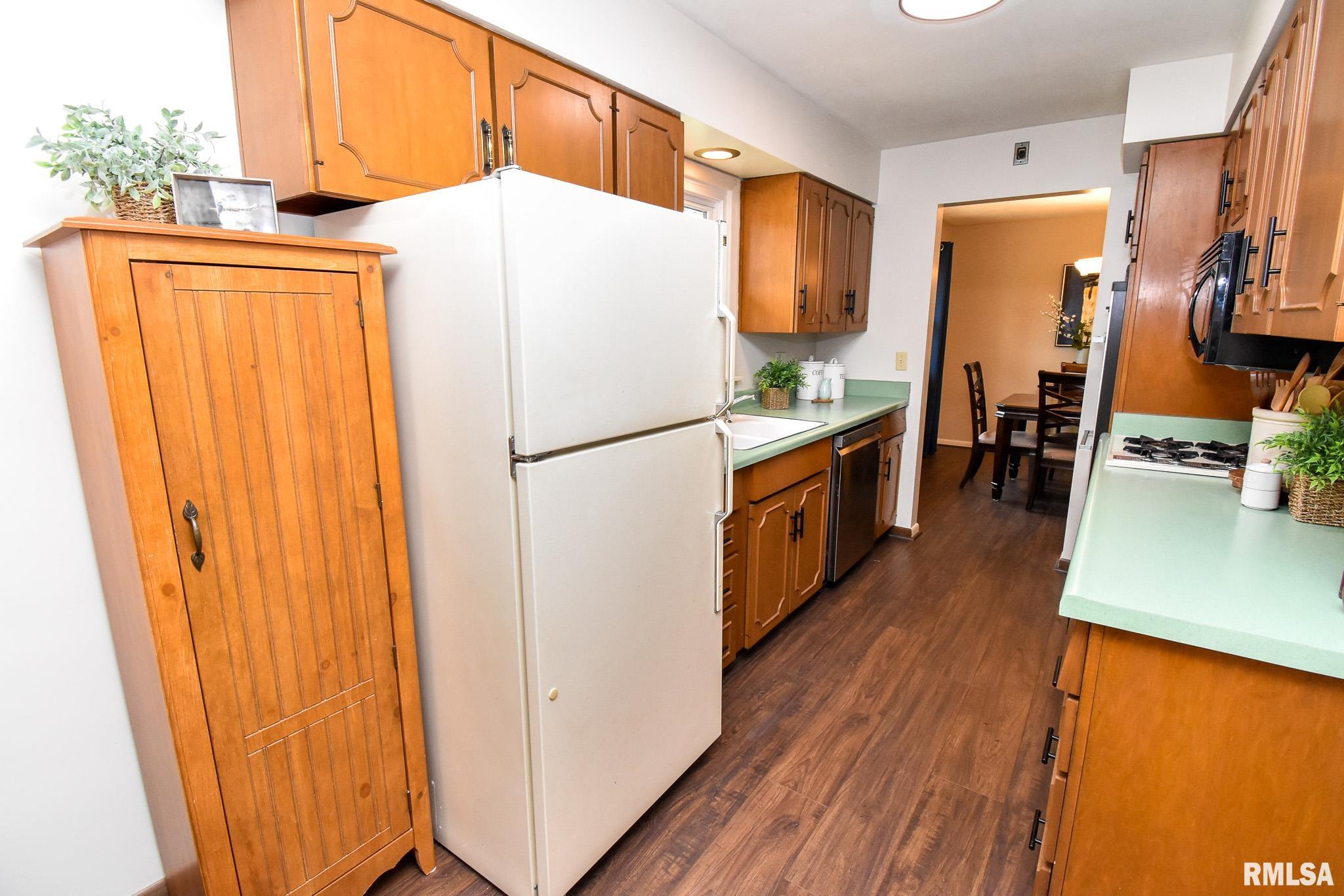 406 Sherwood Park Road Washington, IL 61571 - Photo 12 of 36 Gallery Image 12