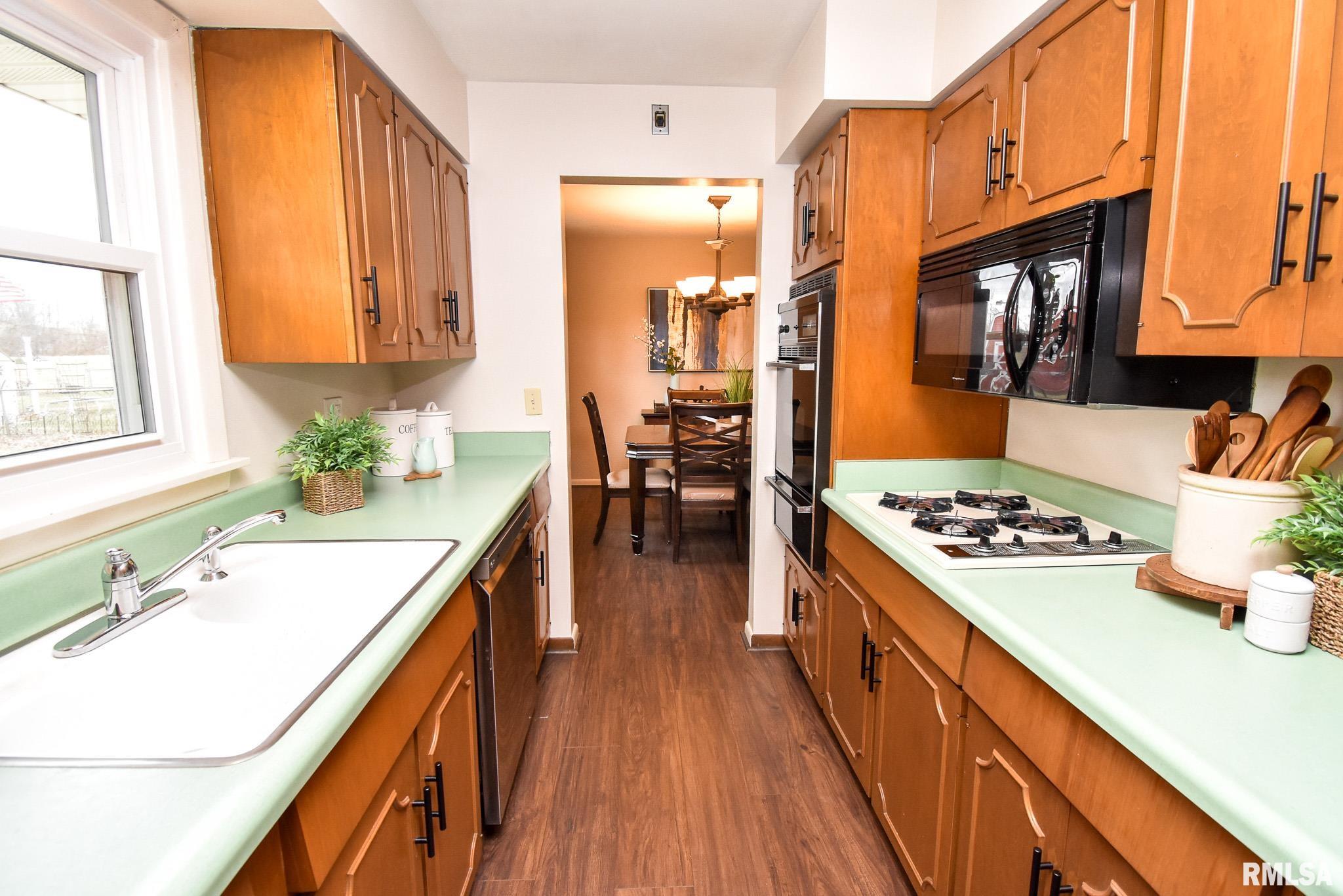 406 Sherwood Park Road Washington, IL 61571 - Photo 13 of 36 Gallery Image 13