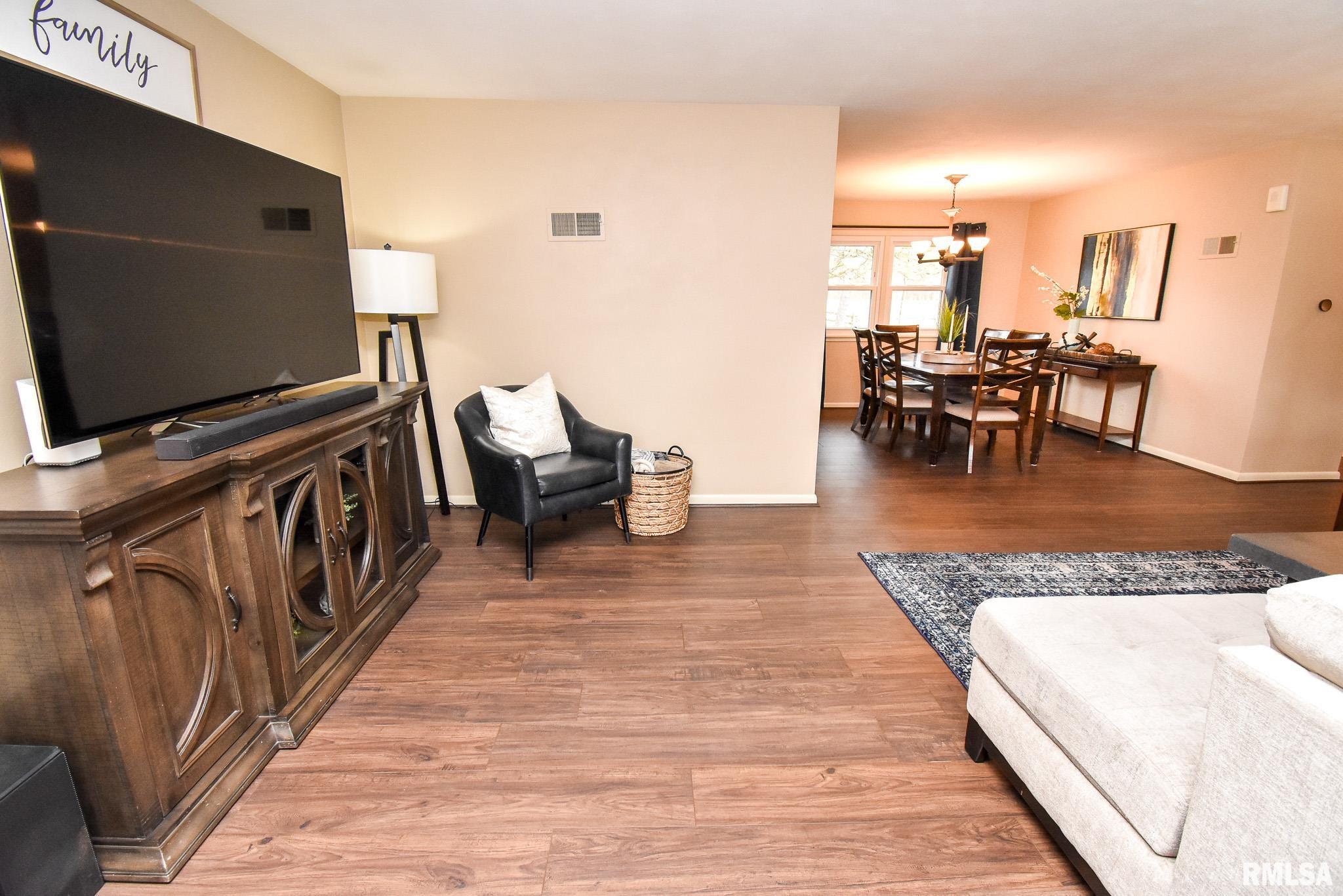 406 Sherwood Park Road Washington, IL 61571 - Photo 4 of 36 Gallery Image 4