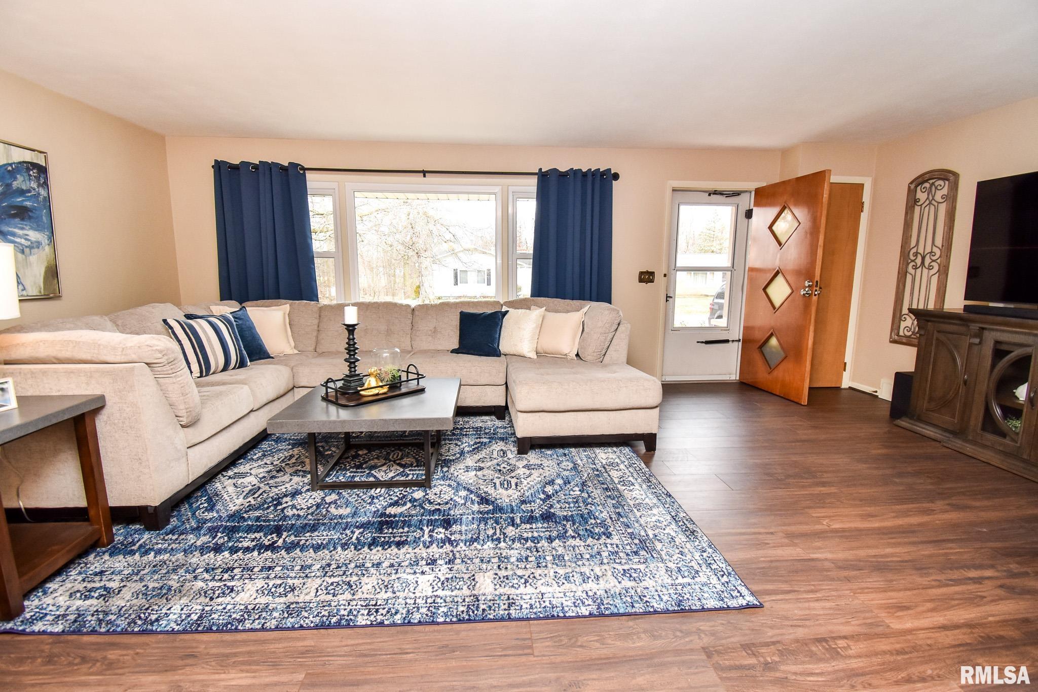 406 Sherwood Park Road Washington, IL 61571 - Photo 6 of 36 Gallery Image 6