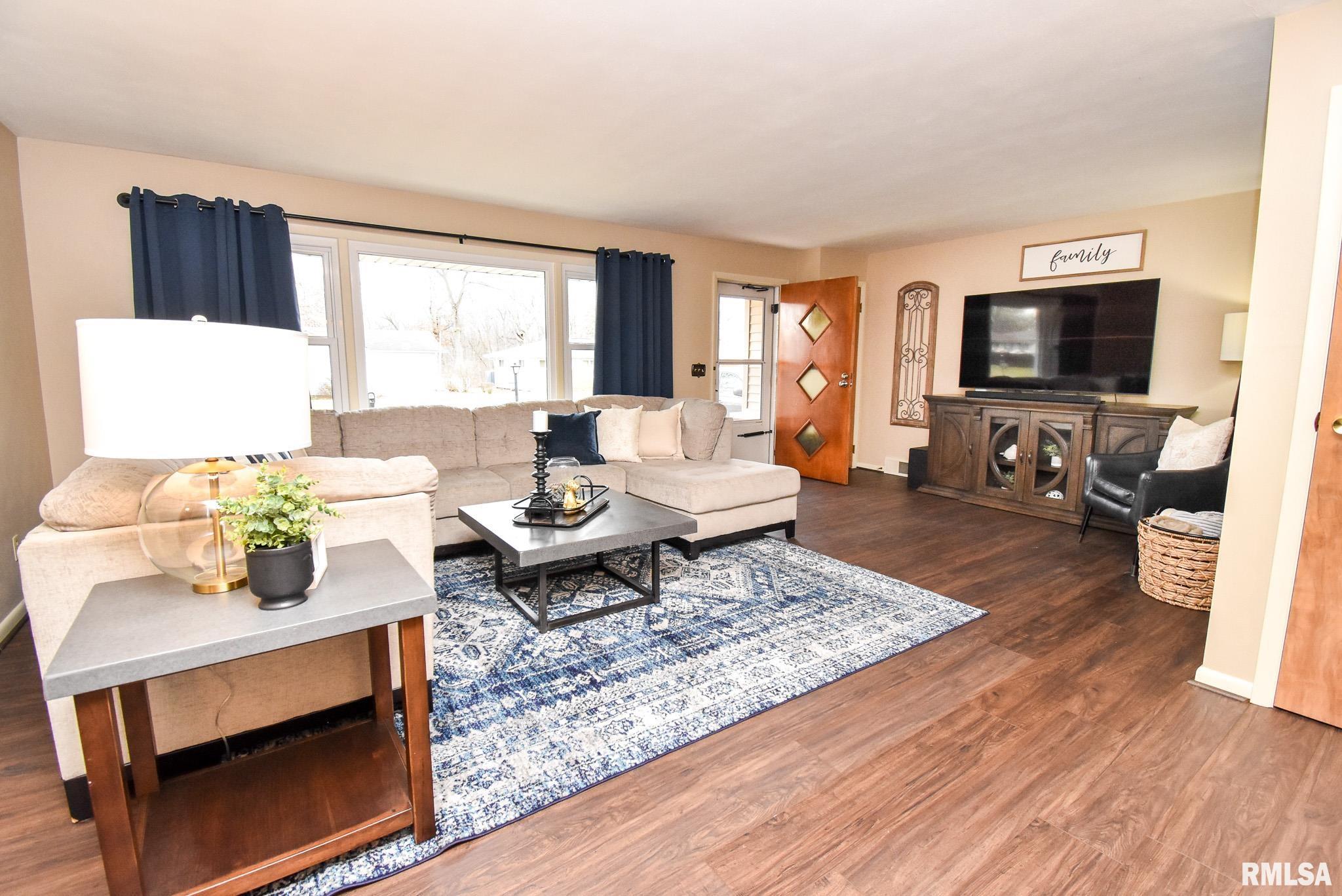 406 Sherwood Park Road Washington, IL 61571 - Photo 7 of 36 Gallery Image 7