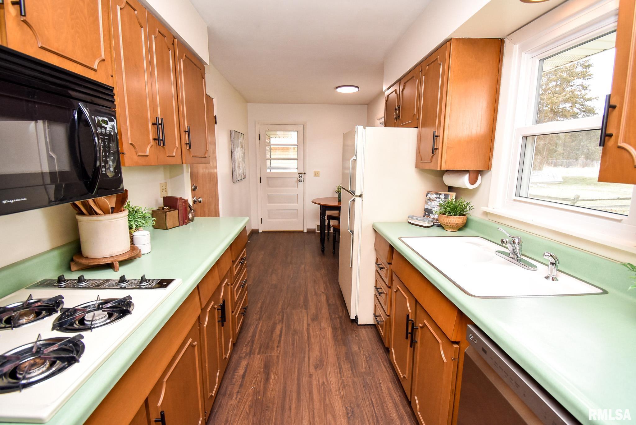 406 Sherwood Park Road Washington, IL 61571 - Photo 10 of 36 Gallery Image 10