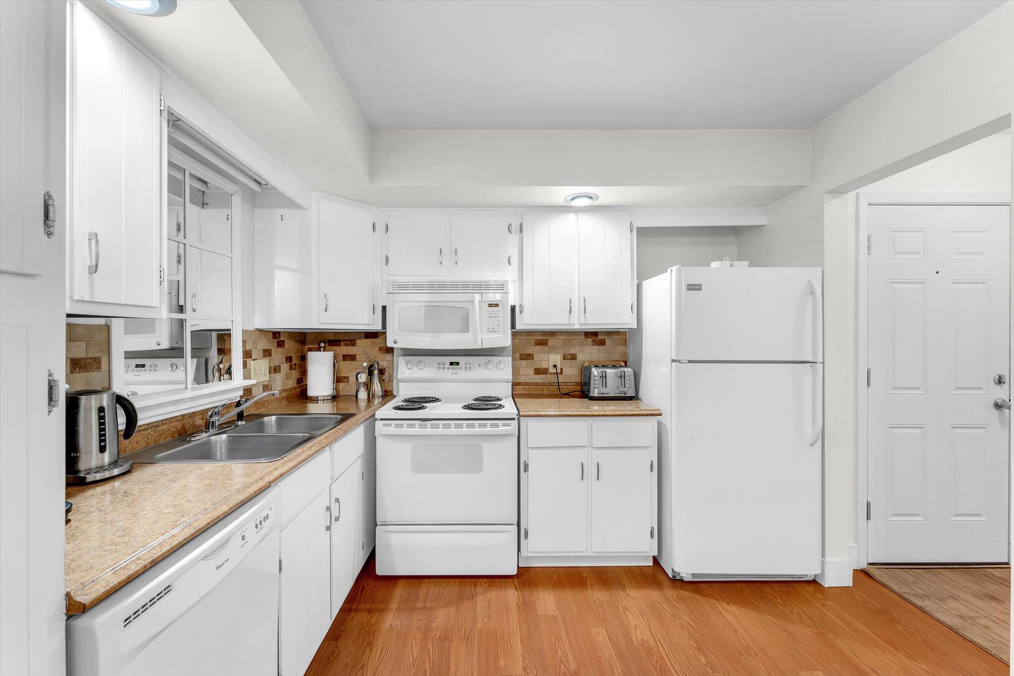 6716 Cascade Road Southeast, Unit 46 Grand Rapids, MI 49546 - Photo 13 of 33 Kitchen