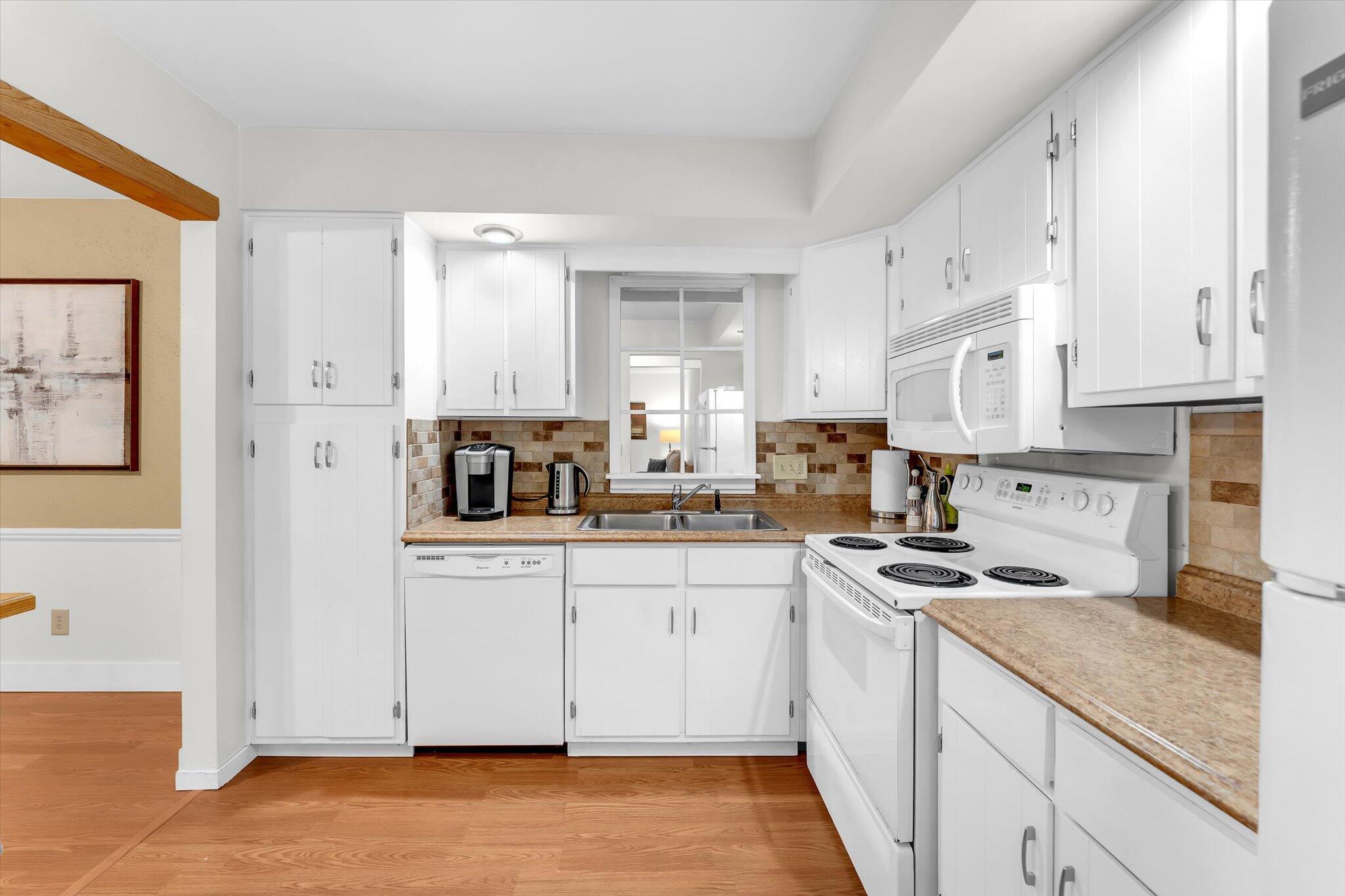 6716 Cascade Road Southeast, Unit 46 Grand Rapids, MI 49546 - Photo 14 of 33 Kitchen