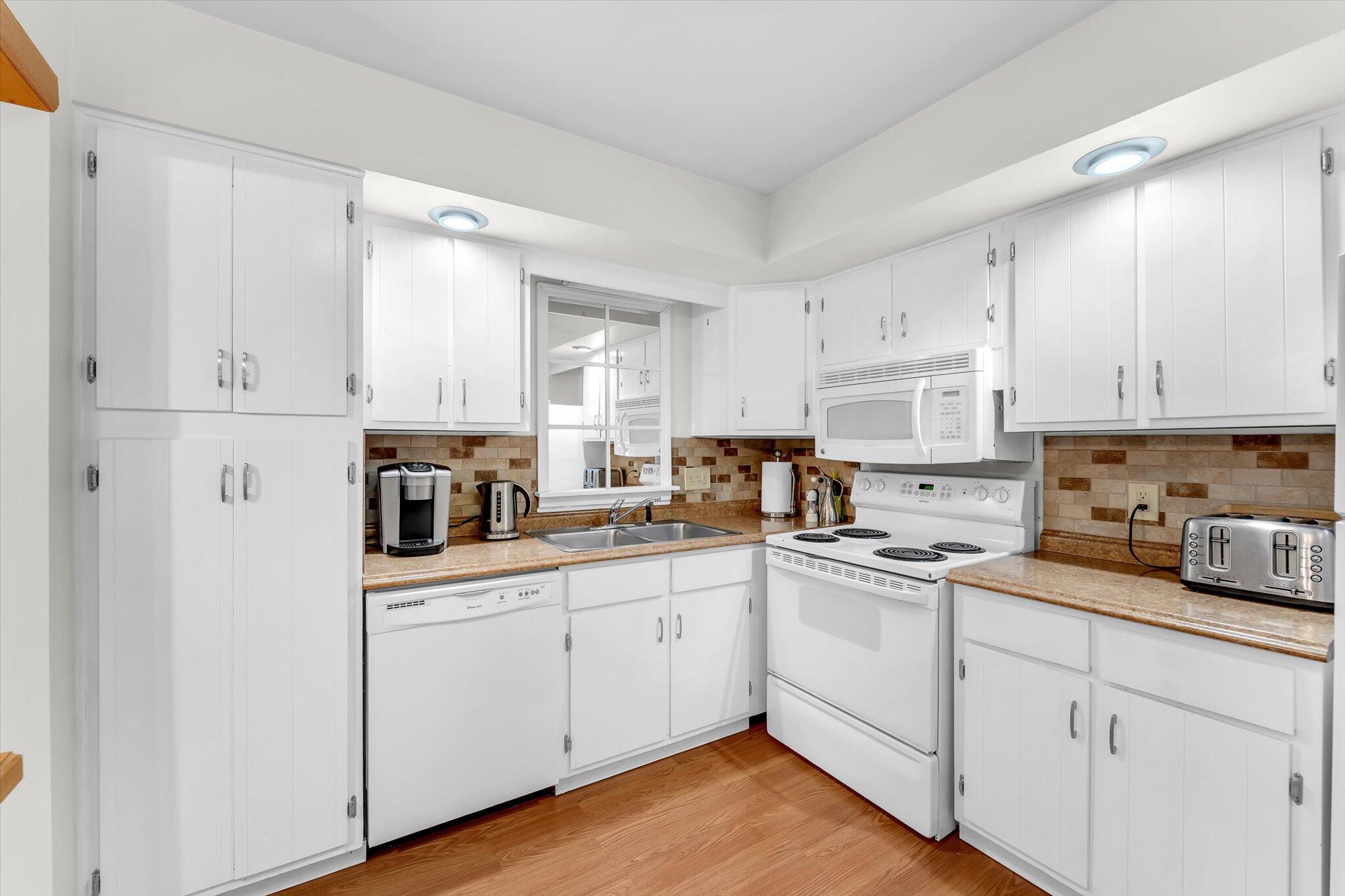 6716 Cascade Road Southeast, Unit 46 Grand Rapids, MI 49546 - Photo 15 of 33 Kitchen