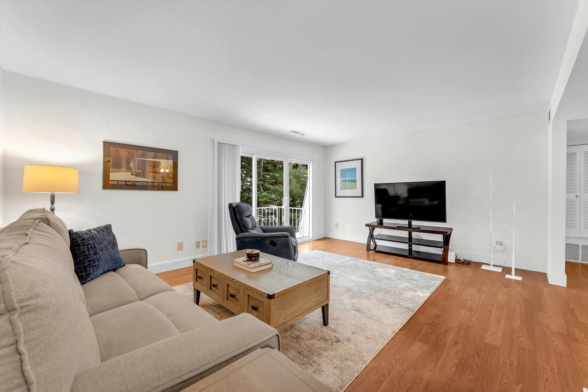 6716 Cascade Road Southeast, Unit 46 Grand Rapids, MI 49546 - Photo 8 of 33 Living Room