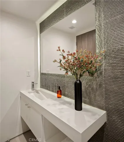 $14,800 | 4242 Vantage Avenue, Studio City, CA 91604