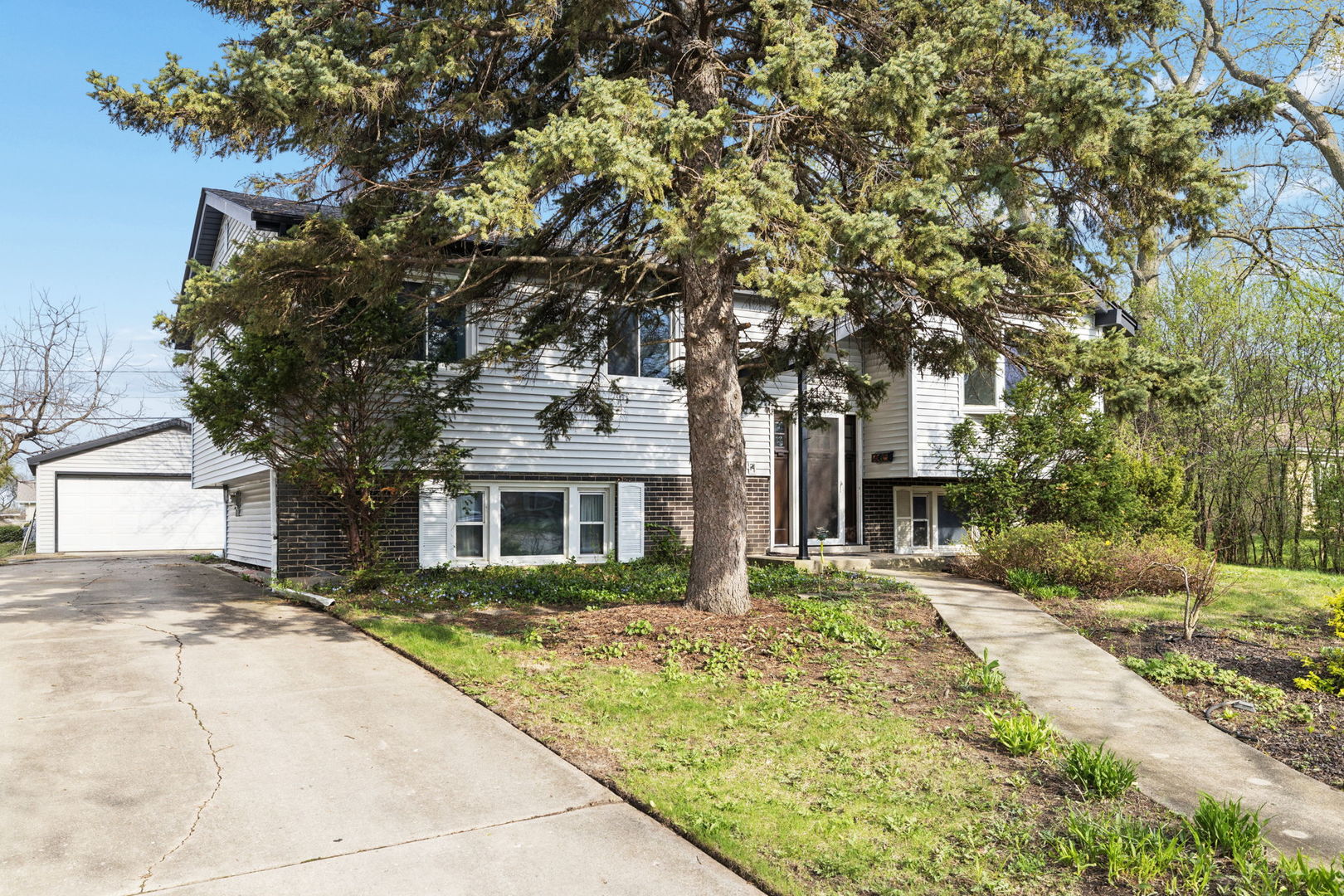933 Iowa Avenue Addison, IL 60101 - Photo 2 of 24
