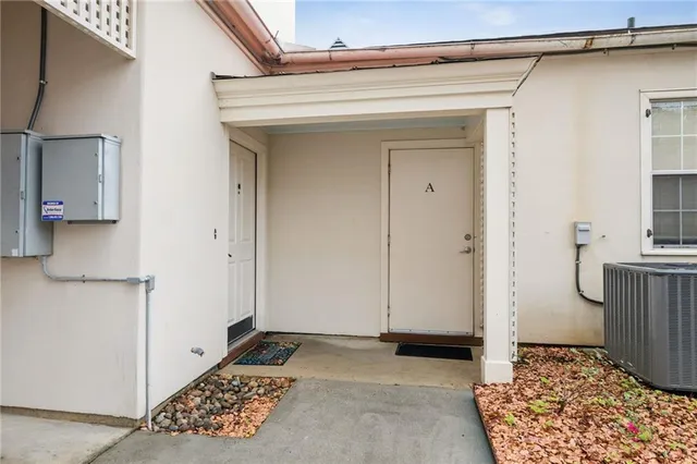 $2,250 | 635 Lafitte Street, Unit 4, Mandeville, LA 70448