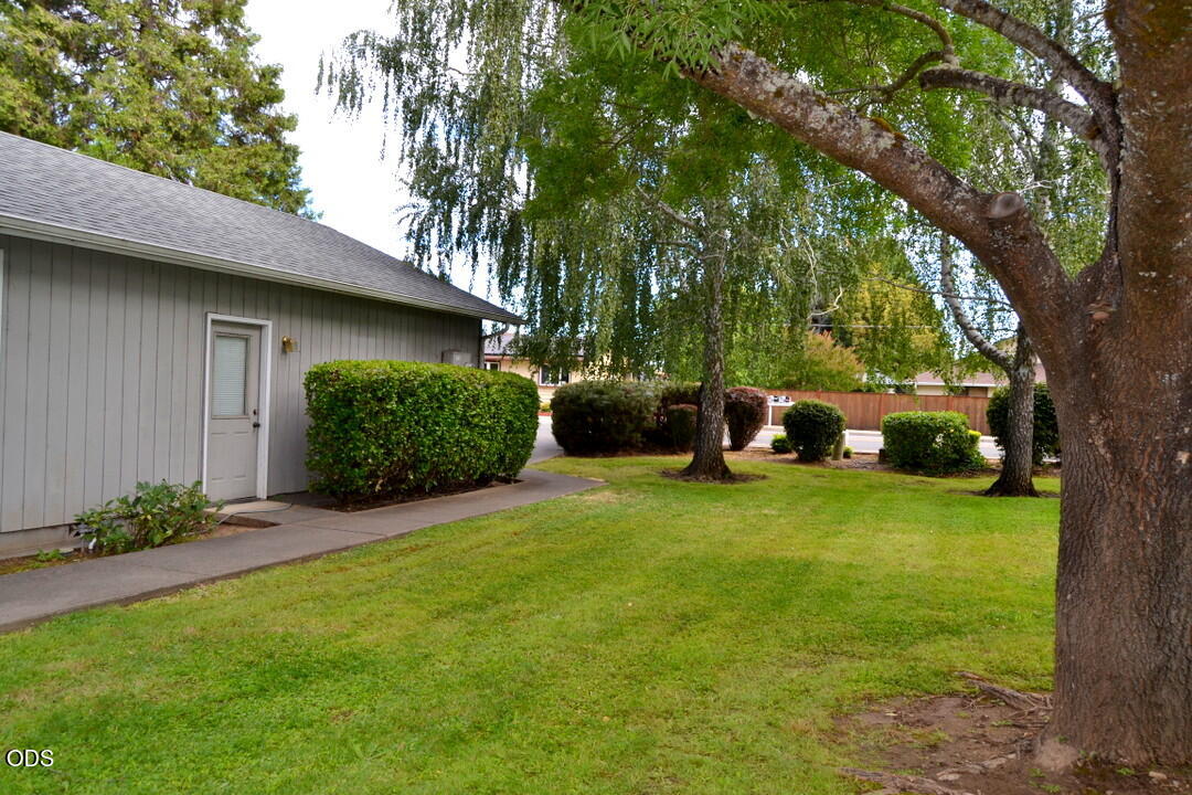 1632 Leonard Road, Unit A & B Grants Pass, OR 97527 - Photo 13 of 19