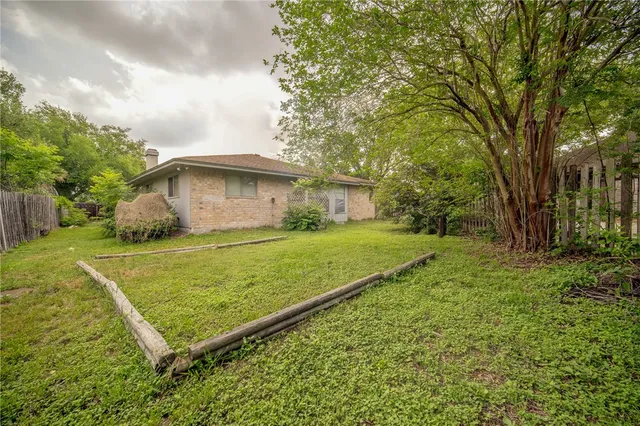 a view of a house with backyard