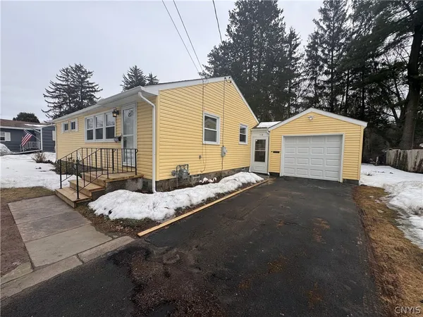 $2,400 | 108 Kristin Road, Clay, NY 13212