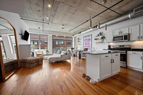 $349,900 | 933 West Van Buren Street, Unit 702, Chicago, IL 60607