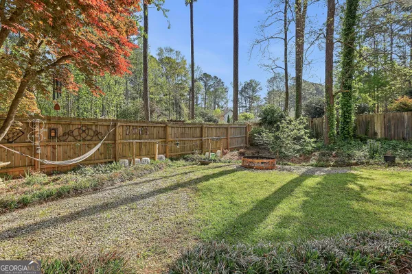 a view of a backyard