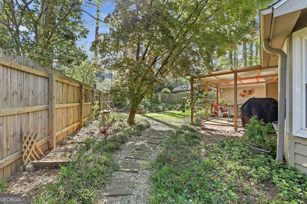 a view of a backyard