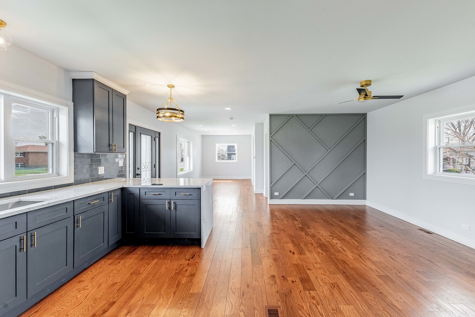 718 East 152nd Street Phoenix, IL 60426 - Photo 4 of 13